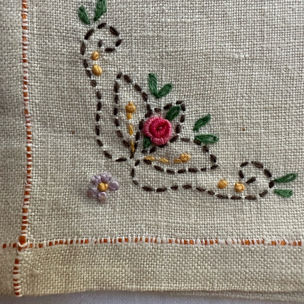 Bundle of vintage linens Embroidered Cross Stitch
14 items in total